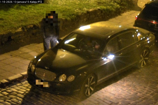 "Bentley" apzagšanas brīdis. "Bentley" apzagšanas brīdis.