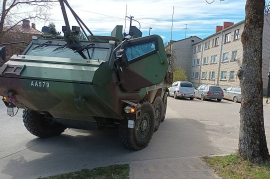 "Patria" stāvvietā pie Balvu viesnīcas šā gada pavasarī Zemessardzes mācību laikā – jaunā austrumu pierobežas ikdiena.