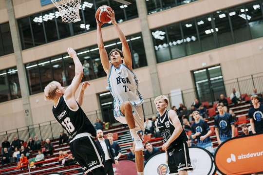 Helmuts Petrovičs un "Rīgas ekselences juniori" sezonas sākumā uzlidojuši krietni augstāk, nekā gaidīja Latvijas basketbola sabiedrība. Helmuts Petrovičs un "Rīgas ekselences juniori" sezonas sākumā uzlidojuši krietni augstāk, nekā gaidīja Latvijas basketbola sabiedrība.