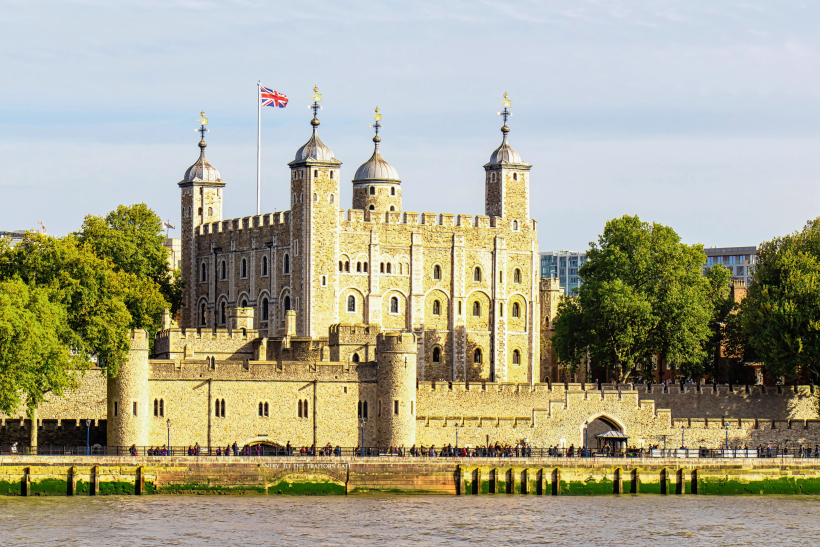Londonas Tauers ilgu laiku bija Anglijas monarhu dzīvesvieta, kopš 1190. gada – arī cietums un karalisko dārgumu glabātava. Tauera cietumā bija ieslodzīta gan Elizabetes I māte Anna Boleina, gan arī M Londonas Tauers ilgu laiku bija Anglijas monarhu dzīvesvieta, kopš 1190. gada – arī cietums un karalisko dārgumu glabātava. Tauera cietumā bija ieslodzīta gan Elizabetes I māte Anna Boleina, gan arī M
