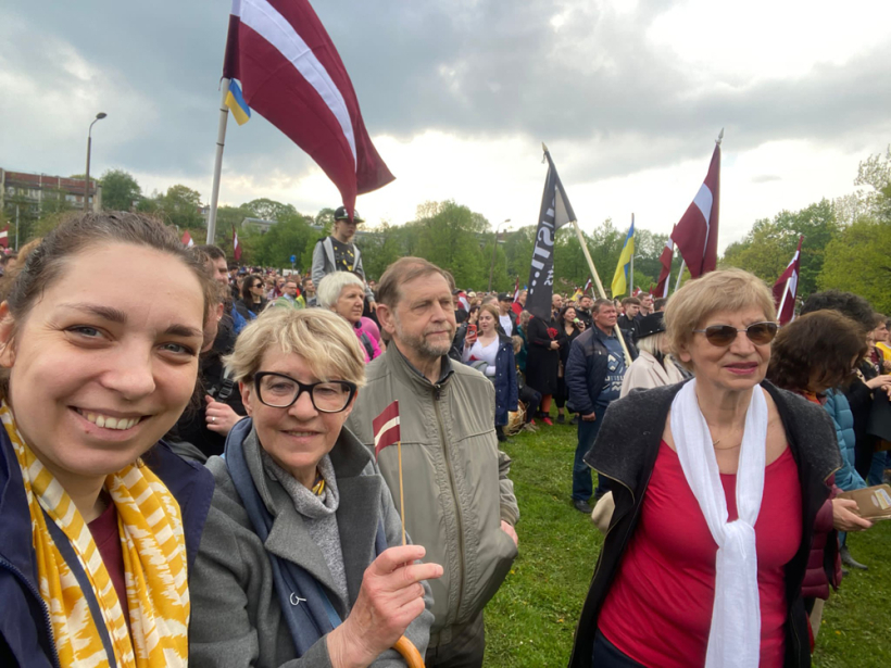 Pērn mītiņā par Uzvaras parka pieminekļa nojaukšanu. Attēlā: Lelde Stumbre (otrā no kreisās) kopā ar māsasmeitu Elīnu, māsīcu Lauru un viņas vīru Daini