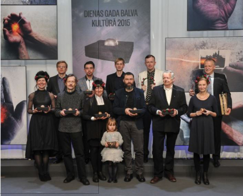 Par romānu "Vārdiem nebija vietas" Guntis Berelis (1. rindā otrais no kreisās) 2015. gadā saņēma Dienas gada balvu kultūrā. Par romānu "Vārdiem nebija vietas" Guntis Berelis (1. rindā otrais no kreisās) 2015. gadā saņēma Dienas gada balvu kultūrā.