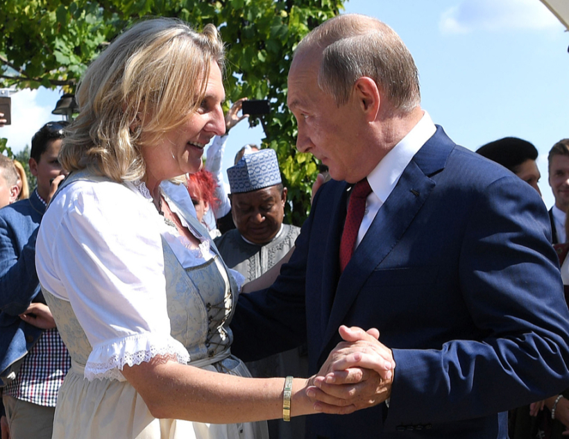 Vladimirs Putins pirms dažiem gadiem bija ielūgts uz toreizējās Austrijas ārlietu ministres Kārinas Kneislas kāzām. Vladimirs Putins pirms dažiem gadiem bija ielūgts uz toreizējās Austrijas ārlietu ministres Kārinas Kneislas kāzām.