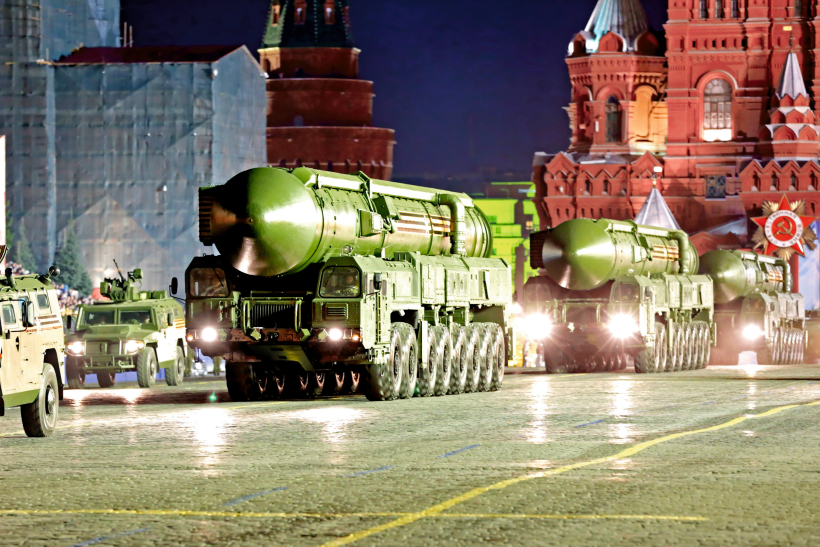 Krievu kodoltermiskās starpkontinentālās ballistiskās raķetes RS-24 Yars pirms parādes Sarkanajā laukumā Maskavā. Krievu kodoltermiskās starpkontinentālās ballistiskās raķetes RS-24 Yars pirms parādes Sarkanajā laukumā Maskavā.
