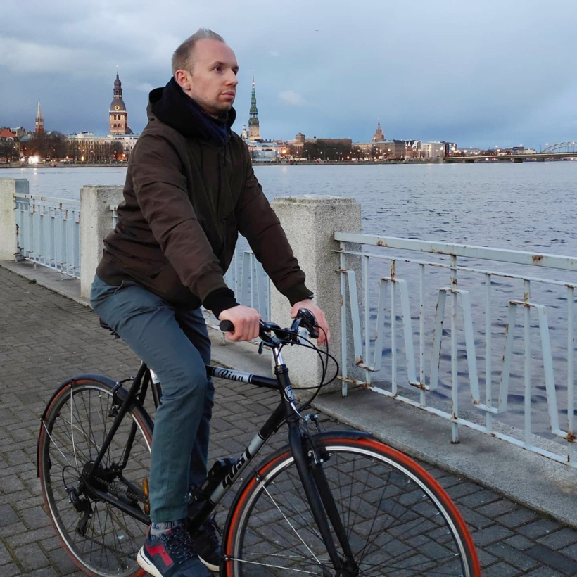 Edgars Orlovskis ikdienā pārvietojas ar koplietošanas auto, velosipēdu vai sabiedrisko transportu. Viņš skaidro, ka, dzīvojot Rīgā vai tās apkārtē, vajadzības pēc sava auto neesot. Edgars Orlovskis ikdienā pārvietojas ar koplietošanas auto, velosipēdu vai sabiedrisko transportu. Viņš skaidro, ka, dzīvojot Rīgā vai tās apkārtē, vajadzības pēc sava auto neesot.