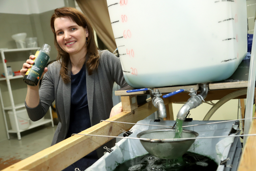 Zaļais ūdens, kas tek no krāna, ir spirulīnas "mājas" – sietā vērtīgā aļģe izfiltrējas un pēc tam nonāk pudelītē kopā ar ogu un augļu sulām vai sīrupu. Zaļais ūdens, kas tek no krāna, ir spirulīnas "mājas" – sietā vērtīgā aļģe izfiltrējas un pēc tam nonāk pudelītē kopā ar ogu un augļu sulām vai sīrupu.