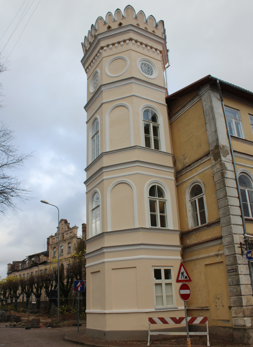 Kuldīgas Rātslaukumā satiekas Vecais (17. gs., stūrī pa kreisi) un Jaunais Rātsnams, kas būvēts 1860. gadā itāļu renesanses stilā.