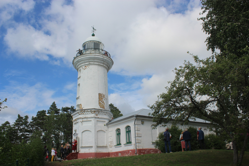 Užavas bāka (1879) būvēta 28 metrus augstajā Teniroka kāpā un savulaik no tālienes atgādināja cepamo krāsni, tā iegūstot vācisko nosaukumu “Bakofen”. Bākuguns redzama 15 jūras jūdzes (~27,8 km) tālu.