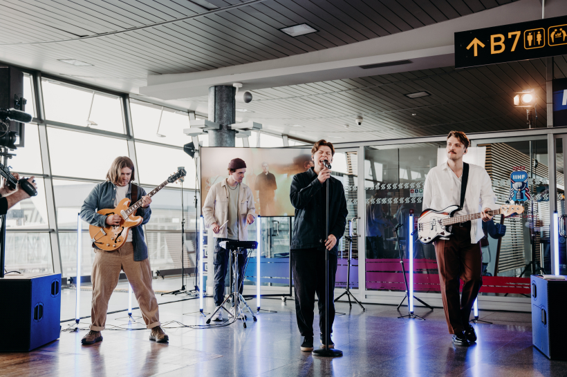 “Sudden Lights” dodas uz Apvienoto Karalisti pārstāvēt Latviju Eirovīzijā. “Sudden Lights” dodas uz Apvienoto Karalisti pārstāvēt Latviju Eirovīzijā.