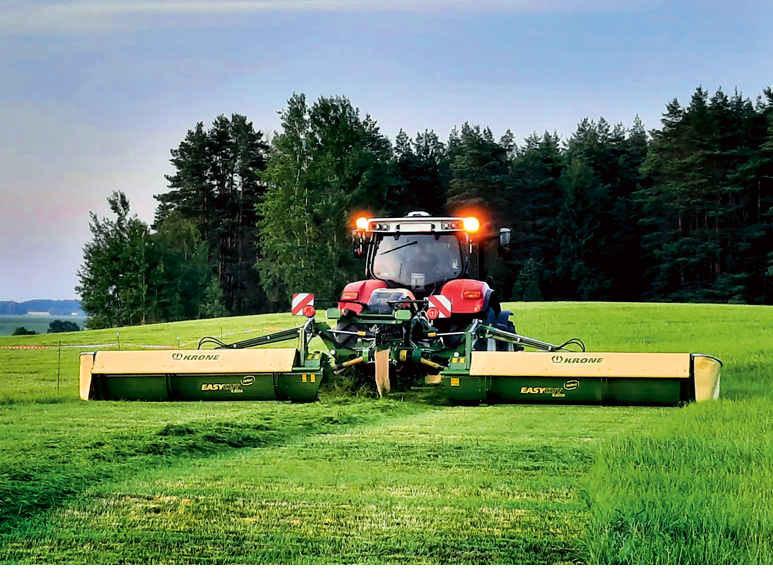 'Krone EasyCut 950 Collect'pļaujmašīna. 'Krone EasyCut 950 Collect'pļaujmašīna.