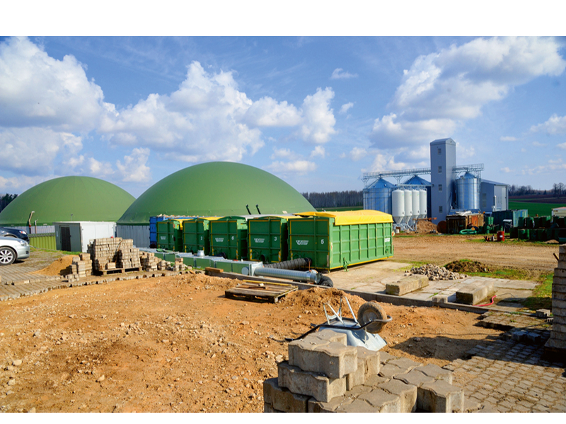 Ik dienas 150 tonnu kūtsmēslu, tie ir divi dzelzceļa vagoni, nonāk biogāzes ražotnē digestāta, elektroenerģijas un siltuma ražošanai. Ik dienas 150 tonnu kūtsmēslu, tie ir divi dzelzceļa vagoni, nonāk biogāzes ražotnē digestāta, elektroenerģijas un siltuma ražošanai.