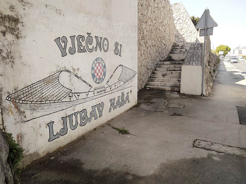 Mūsu mūžīgā mīlestība – viens no neskaitāmajiem uzticības apliecinājumiem "Hajduk" Splitas ielās. Mūsu mūžīgā mīlestība – viens no neskaitāmajiem uzticības apliecinājumiem "Hajduk" Splitas ielās.