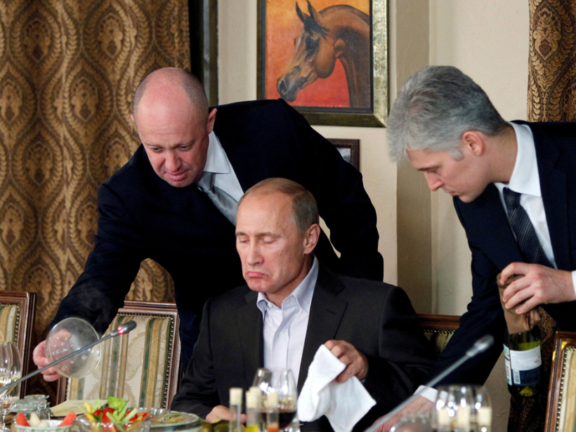 Jevgeņijs Prigožins (no kreisās) uzskatīts par Putinam pietuvinātu personu vēl no Sanktpēterburgas laikiem, kad Putins bija iecienījis Prigožina izveidoto restorānu. Jevgeņijs Prigožins (no kreisās) uzskatīts par Putinam pietuvinātu personu vēl no Sanktpēterburgas laikiem, kad Putins bija iecienījis Prigožina izveidoto restorānu.
