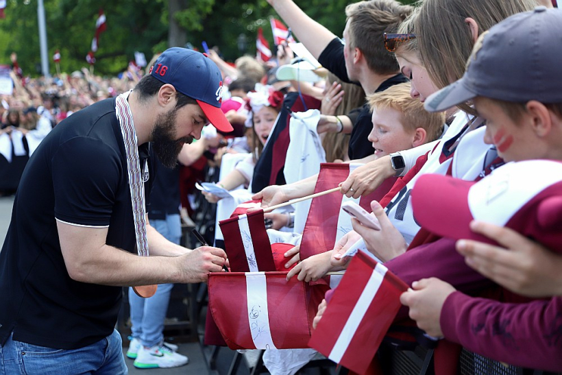 Latvijas izlases kapteinis Kaspars Daugaviņš ir laimīgs, ka pēc gada pārtraukuma atgriezās izlasē un bija daļa no komandas, kas ar smagu darbu, raksturu un neatlaidību sagādāja Latvijai lielos hokeja svētkus.