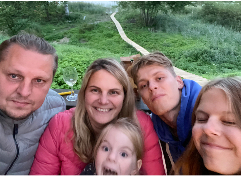 Jānis, Ilze, Estere, Dāvis un Žanete Vecpiebalgā, pie Nedža ezera.
