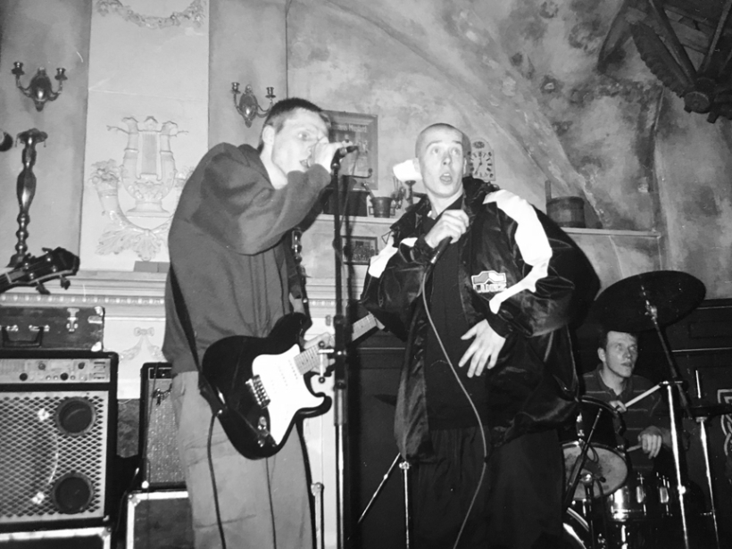 Grupas "The Satellites" koncertā kopā ar reperi Gustavo Vecrīgā īru krogā "Tim McShane" tiek izpildīta dziesma "Nekad, nekad". 1999. gads.