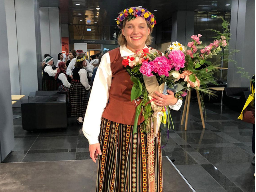 Izstādes kuratore Marianna Auliciema ir pateicīga vecmāmiņai un mammai, kuras cītīgi rūpējās par tautastērpu, kuru tagad nēsā Marianna pati.