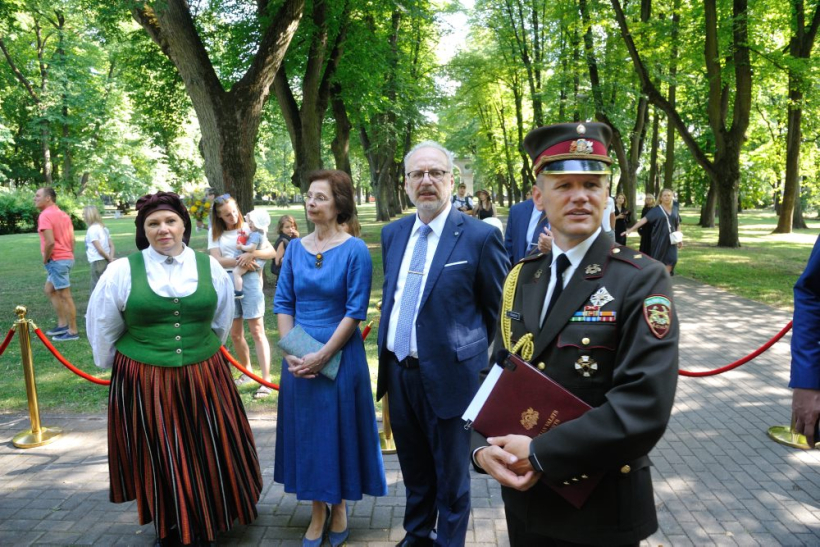 Dziesmu svētku virsdiriģentu un virsvadītāju godināšana. E. Levits ar kundzi. Dziesmu svētku virsdiriģentu un virsvadītāju godināšana. E. Levits ar kundzi.