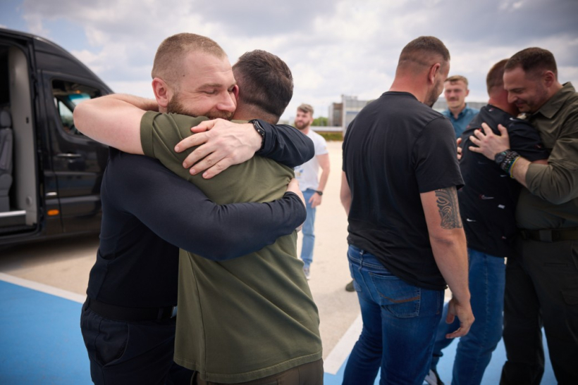 Ukrainas prezidents Volodimirs ZelenskisTurcijā tiekas vienības "Azov" komandieriem. Ukrainas prezidents Volodimirs ZelenskisTurcijā tiekas vienības "Azov" komandieriem.