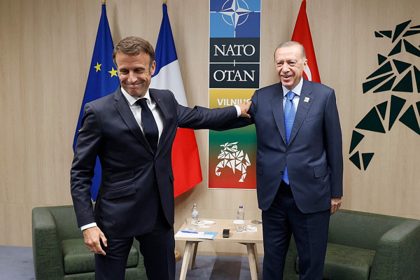 Par lēmumu mainīt attieksmi pret Zviedrijas uzņemšanu NATO Turcijas prezidentu Redžepu Tajipu Erdoganu (no labās) uzslavējuši daudzi Rietumu līderi. Viļņas samitā viņam pēc divpusējas tikšanās uz pleca uzsita arī Francijas prezidents Emanuels Makrons. Par lēmumu mainīt attieksmi pret Zviedrijas uzņemšanu NATO Turcijas prezidentu Redžepu Tajipu Erdoganu (no labās) uzslavējuši daudzi Rietumu līderi. Viļņas samitā viņam pēc divpusējas tikšanās uz pleca uzsita arī Francijas prezidents Emanuels Makrons.