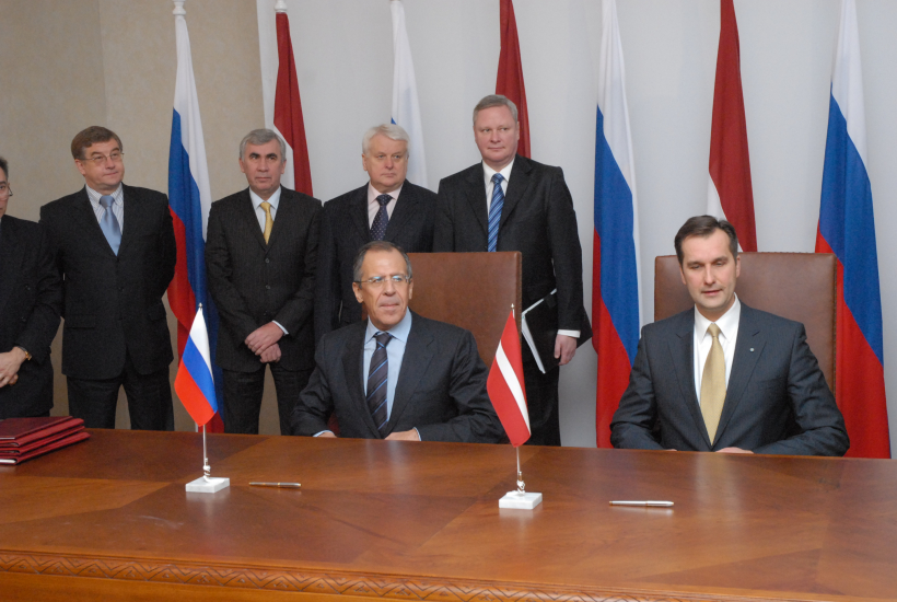 Latvijas Republikas ārlietu ministrs Māris Riekstiņš un Krievijas Federācijas ārlietu ministrs Sergejs Lavrovs apmainās ar Latvijas Republikas un Krievijas Federācijas līguma par Latvijas Republikas un Krievijas Federācijas valsts robežu ratifikācijas rakstiem, paraksta Latvijas Republikas valdības un Krievijas Federācijas valdības vienošanos par Latvijas apbedījumu statusu Krievijas teritorijā un Krievijas apbedījumu statusu Latvijas teritorijā. Viktors Kaļužnijs, Krievijas vēstnieks Latvijā. Rīga, K. Valdemāra iela 3, Ārlietu ministrija. 18/12/2007