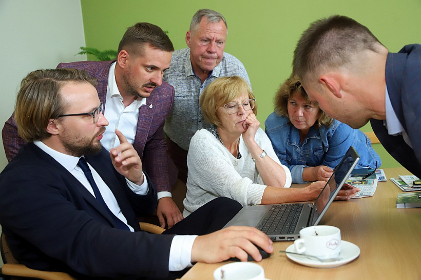 Klāvs Grieze (no kreisās), Agris Lungevičs, Inese Šaudiņa, Juris Šaudiņš, Elita Ūdre un Reinis Braķis pēta "Latvijas valsts ceļu" pārraudzībā esošo ceļu attīstības plānus Madonas novadā. Klāvs Grieze (no kreisās), Agris Lungevičs, Inese Šaudiņa, Juris Šaudiņš, Elita Ūdre un Reinis Braķis pēta "Latvijas valsts ceļu" pārraudzībā esošo ceļu attīstības plānus Madonas novadā.