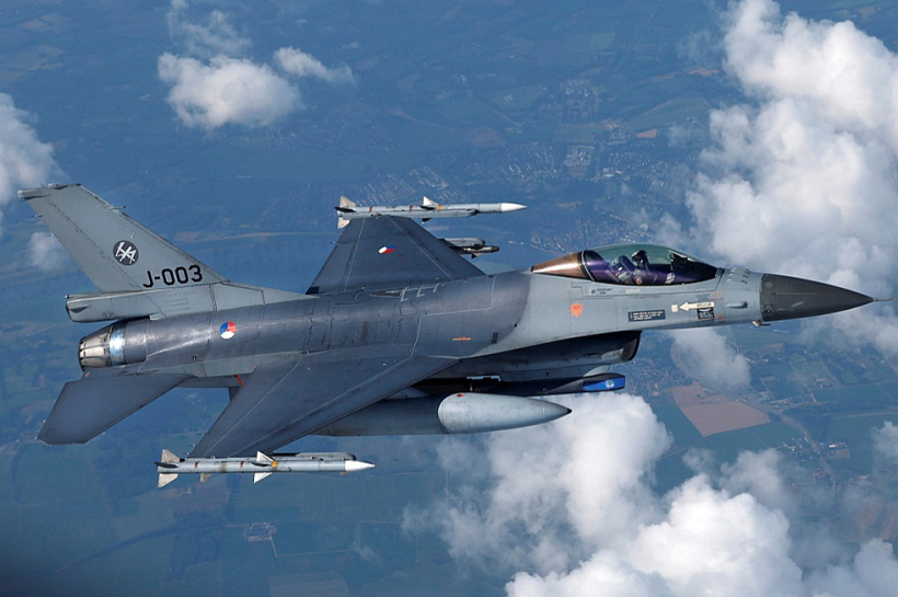Nīderlandes gaisa spēku iznīcinātājs "F-16". Nīderlandes gaisa spēku iznīcinātājs "F-16".