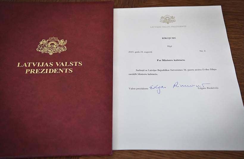 Aicinot Eviku Siliņu sastādīt Ministru kabinetu, Valsts prezidents Edgars Rinkēvičs uzsvēra, ka ir izdots rīkojums "numur divi", kas daļā sabiedrības varētu atsaukt atmiņā kādu citu rīkojumu "numur divi" 2011. gada maijā, kad prezidents Valdis Zatlers ierosināja Saeimas atlaišanu. Aicinot Eviku Siliņu sastādīt Ministru kabinetu, Valsts prezidents Edgars Rinkēvičs uzsvēra, ka ir izdots rīkojums "numur divi", kas daļā sabiedrības varētu atsaukt atmiņā kādu citu rīkojumu "numur divi" 2011. gada maijā, kad prezidents Valdis Zatlers ierosināja Saeimas atlaišanu.