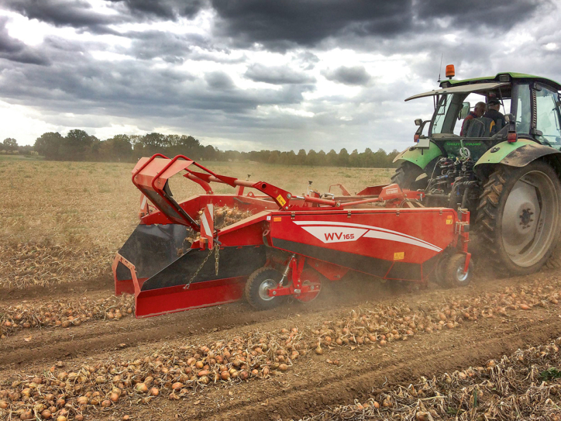 'Grimme Wv 165' sīpolu novācējs. 'Grimme Wv 165' sīpolu novācējs.