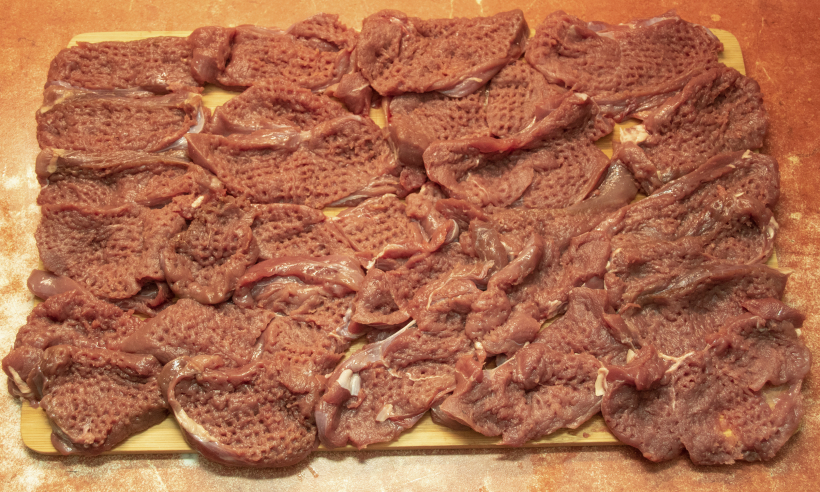 Ar sieru un omleti pildīti stirnas kazlēna veltnīši Ar sieru un omleti pildīti stirnas kazlēna veltnīši