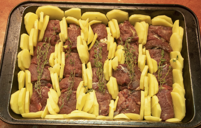 Ar sieru un omleti pildīti stirnas kazlēna veltnīši Ar sieru un omleti pildīti stirnas kazlēna veltnīši