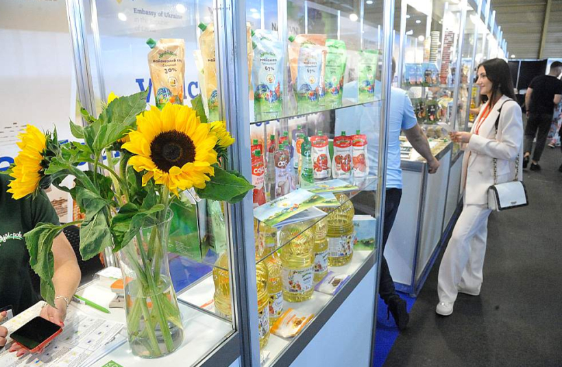 Izstādē "Riga Food 2023" iekārtots plašs Ukrainas nacionālais kopstends, kur savu produkciju piedāvā vairāk nekā 40 ražotāju, to skaitā saulespuķu eļļas ražotāji. Izstādē "Riga Food 2023" iekārtots plašs Ukrainas nacionālais kopstends, kur savu produkciju piedāvā vairāk nekā 40 ražotāju, to skaitā saulespuķu eļļas ražotāji.