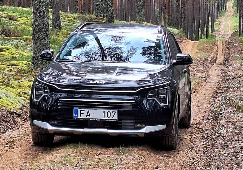 "Kia Niro" pēta sēņu takas Laucienes pagastā. "Kia Niro" pēta sēņu takas Laucienes pagastā.