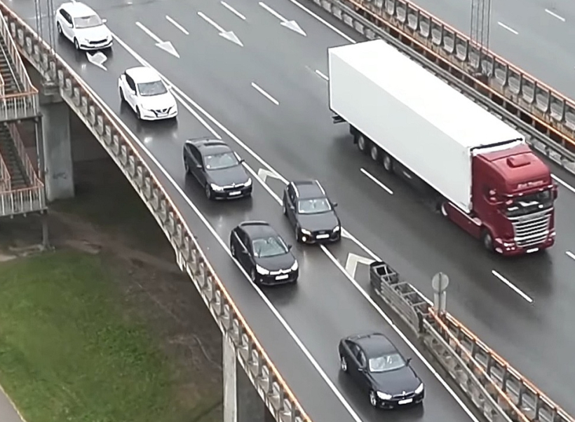 Valsts policija ar drona palīdzību nofilmējusi arī autovadītājus, kas apbrauca stāvošas vai lēni braucošas automašīnu kolonnas, neievērojot ceļa horizontālo apzīmējumu. Tāpat pieķerti autovadītāji, kas neievēroja luksofora signālu un nogriezās krustojumā pa kreisi, kad luksoforā jau vairs nedega zaļā papildsekcija. Valsts policija ar drona palīdzību nofilmējusi arī autovadītājus, kas apbrauca stāvošas vai lēni braucošas automašīnu kolonnas, neievērojot ceļa horizontālo apzīmējumu. Tāpat pieķerti autovadītāji, kas neievēroja luksofora signālu un nogriezās krustojumā pa kreisi, kad luksoforā jau vairs nedega zaļā papildsekcija.