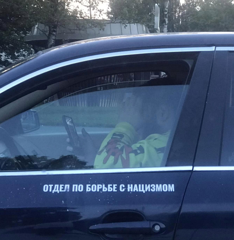 Uzraksts uz mašīnas: "Nacisma apkarošanas vienība". "Я русский" ("Esmu krievs"). Uzraksts uz mašīnas: "Nacisma apkarošanas vienība". "Я русский" ("Esmu krievs").