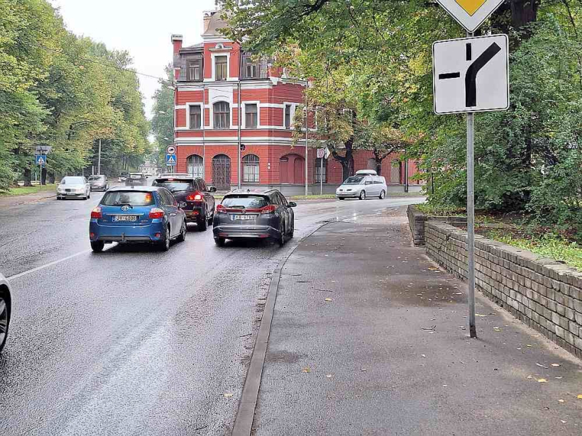 Daugavgrīvas un Baltā iela. Sastrēgumus te parasti rada autovadītāji, kas brauktuves platumu izmanto pārlieku izšķērdīgi. Daugavgrīvas un Baltā iela. Sastrēgumus te parasti rada autovadītāji, kas brauktuves platumu izmanto pārlieku izšķērdīgi.