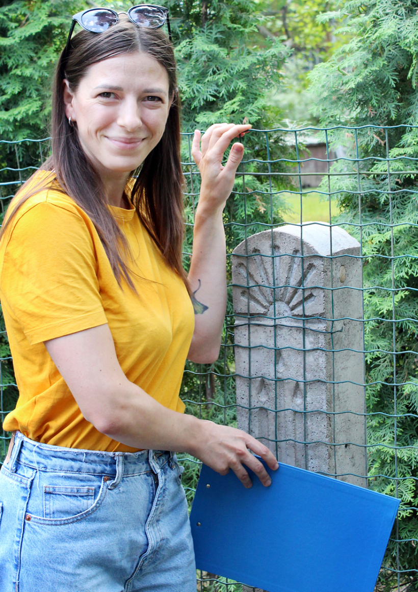 Ogres Attīstības biedrības aktīviste Laura Zunde, viena no vēsturisko sētas stabiņu projekta autorēm.