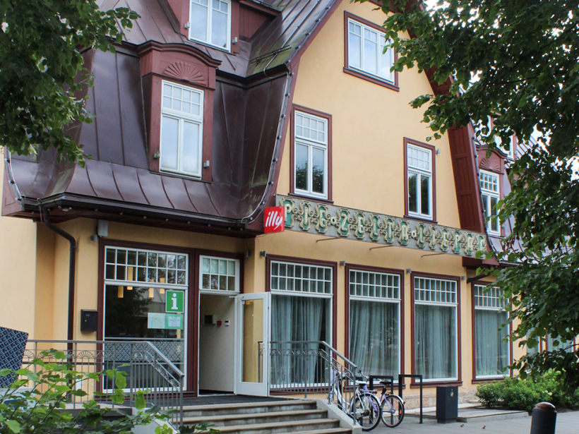 Ēka Brīvības ielā 18 ir vietējās nozīmes arhitektūras piemineklis. Pilsētas iedzīvotāju un viesu atmiņās tā saistās ar kafejnīcu "Pie zelta liepas".