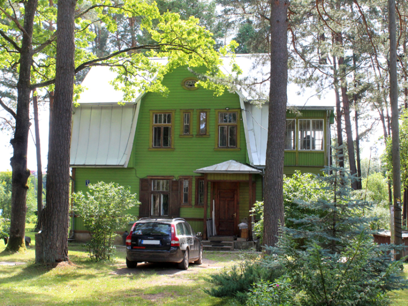 Šajā namā Saules prospektā dzīvojis gleznotājs Pāvils Glaudāns, viens no Vilhelma Purvīša dabas skatu studijas audzēkņiem. Padomju gados strādājis kombinātā "Māksla", gleznojis arī, piemēram, Arvīda Žilinska, Mirdzas Ķempes, Leonīda Vīgnera, Eduarda Smiļģa portretus.