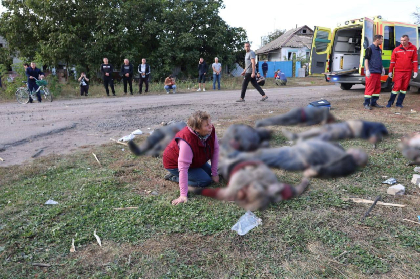 Krievu raķešu triecienā Harkivas apgabalā ceturtdien nogalināti vismaz 49 cilvēki. Krievu raķešu triecienā Harkivas apgabalā ceturtdien nogalināti vismaz 49 cilvēki.