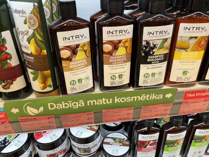 Mulsinošs ir plaukts veikalā "Drogas" ar uzrakstu "Dabīgā matu kosmētika", jo tajā izlikti matu kopšanas līdzekļi gan ar ekosertifikātu, gan – bez.