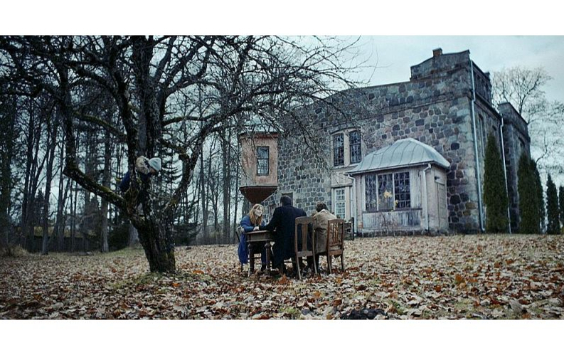 Kadrs no Aika Karapetjana filmas "Bezkaunīgie". Kadrs no Aika Karapetjana filmas "Bezkaunīgie".
