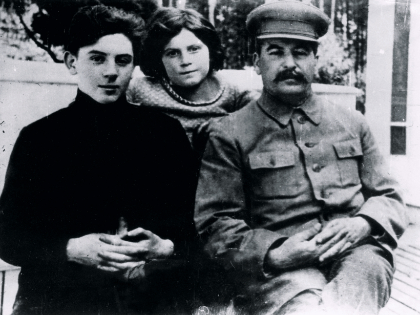 Josifs Staļins ar dēlu Vasīliju un meitu Svetlanu 1930. gados. Josifs Staļins ar dēlu Vasīliju un meitu Svetlanu 1930. gados.