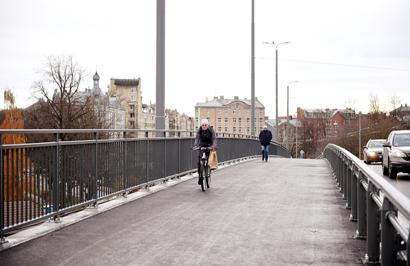 Lai gan Brasas tilta vienā pusē ir trīs metrus plata ietve un brauktuve velosipēdistiem, apvienībai "Pilsēta cilvēkiem" ar to ir par maz. Lai gan Brasas tilta vienā pusē ir trīs metrus plata ietve un brauktuve velosipēdistiem, apvienībai "Pilsēta cilvēkiem" ar to ir par maz.
