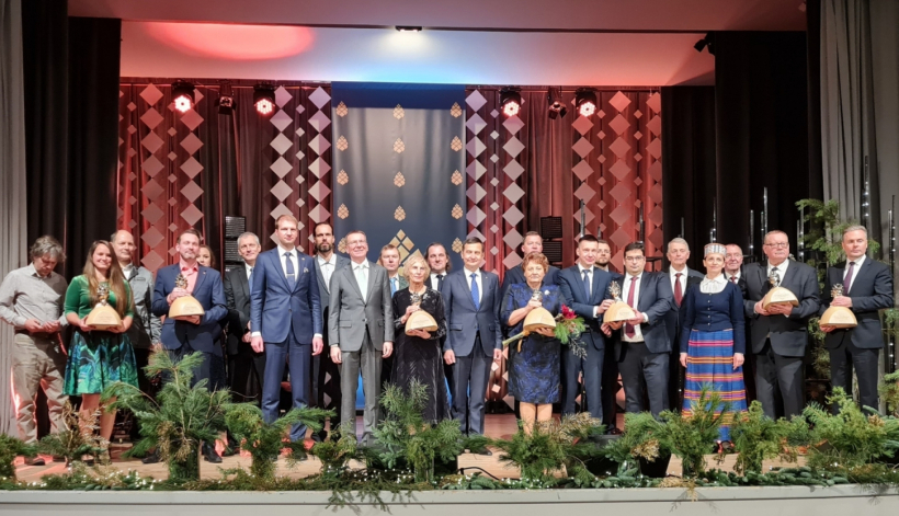 Balvas "Zelta čiekurs 2023" laureāti kopā ar Valsts prezidentu Edgaru Rinkēviču un zemkopības ministru Armandu Krauzi. Balvas "Zelta čiekurs 2023" laureāti kopā ar Valsts prezidentu Edgaru Rinkēviču un zemkopības ministru Armandu Krauzi.