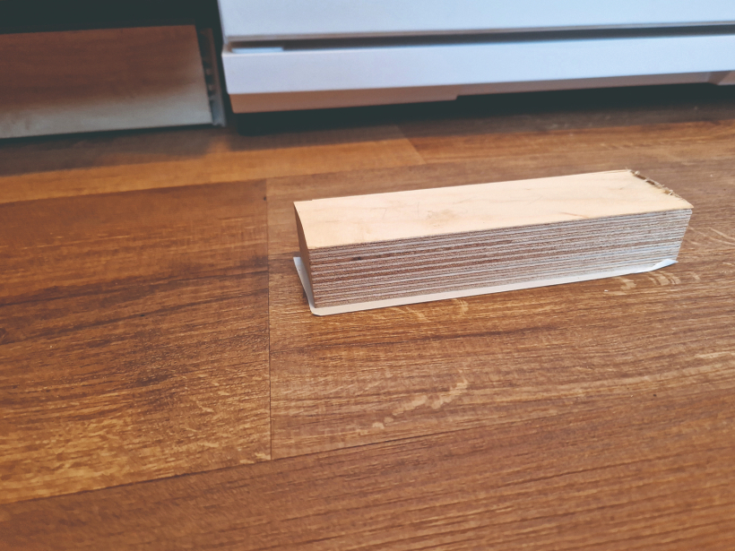 Kad sprauga aizdarīta, ar spēcīgu kustību atrauj klucīti no lamināta. Kad sprauga aizdarīta, ar spēcīgu kustību atrauj klucīti no lamināta.