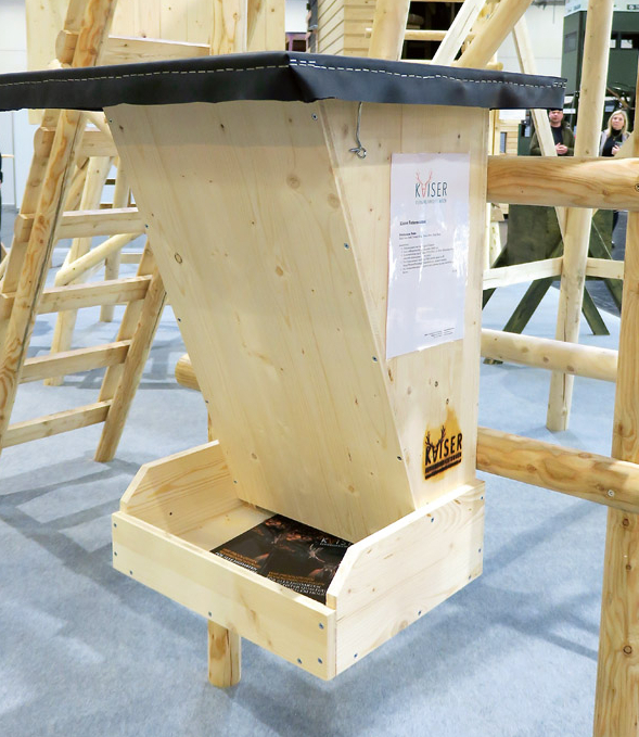 Piekaramā graudu tvertne, ko var piestiprināt pie kādas lielākas konstrukcijas, staba vai nokaltuša koka. Piekaramā graudu tvertne, ko var piestiprināt pie kādas lielākas konstrukcijas, staba vai nokaltuša koka.