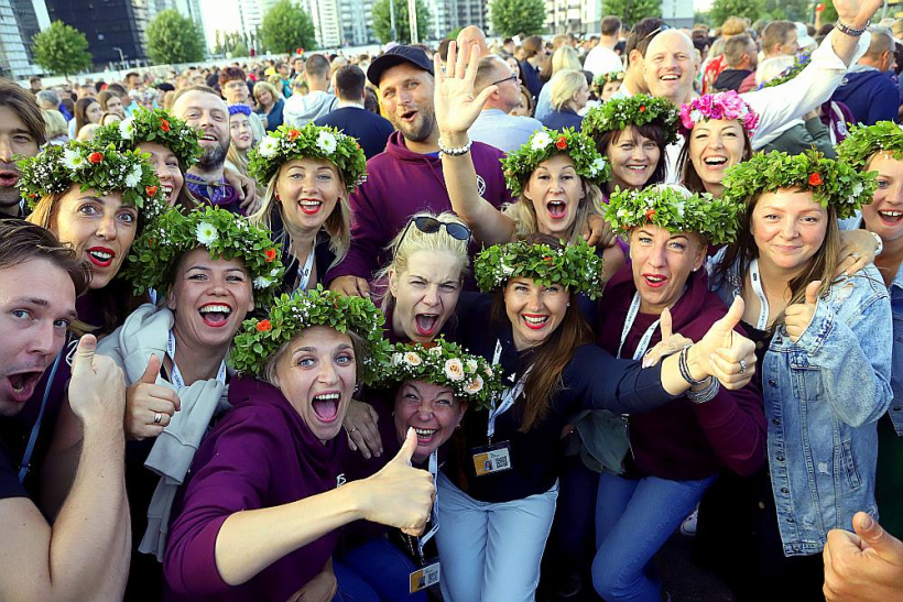 Līksmojot, dejojot un dziedot Dziesmu svētku Atklāšanas koncertu apmeklēja 22 284 svētku dalībnieki. Līksmojot, dejojot un dziedot Dziesmu svētku Atklāšanas koncertu apmeklēja 22 284 svētku dalībnieki.
