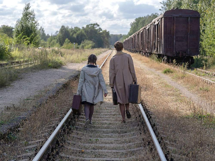 Kadrs no Ināras Kolmanes filmas "Mātes piens". Kadrs no Ināras Kolmanes filmas "Mātes piens".