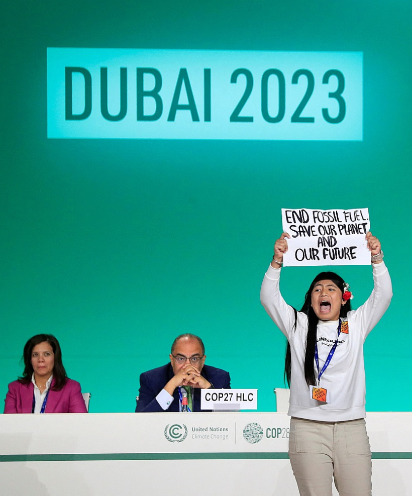 Kāda fosilā kurināmā izmantošanas pretiniece ANO klimata konferencē Dubaijā. Pasaule aizvien mazāk reaģē uz klimata aktīvistu akcijām. Kāda fosilā kurināmā izmantošanas pretiniece ANO klimata konferencē Dubaijā. Pasaule aizvien mazāk reaģē uz klimata aktīvistu akcijām.